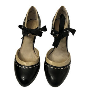 AK Anne Klein - 7.5 two tone black/cream closed toe heel